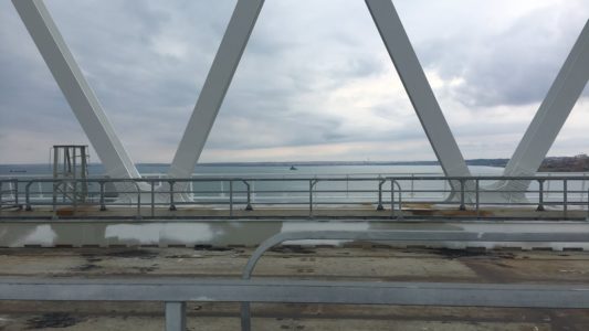 Крымский Мост_Live. Большой десантный корабль "Азов" проходит под ж/д аркой