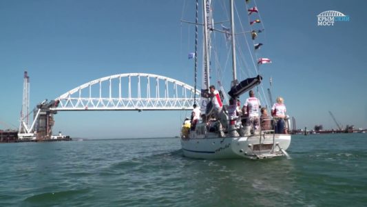 Парад парусных яхт под аркой Крымского моста