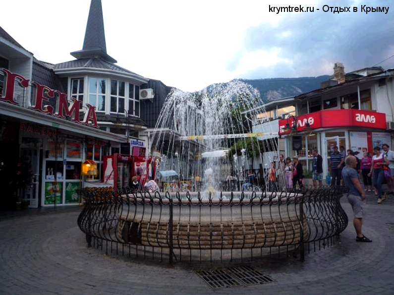 Главная площадь Гурзуфа с фонтаном
