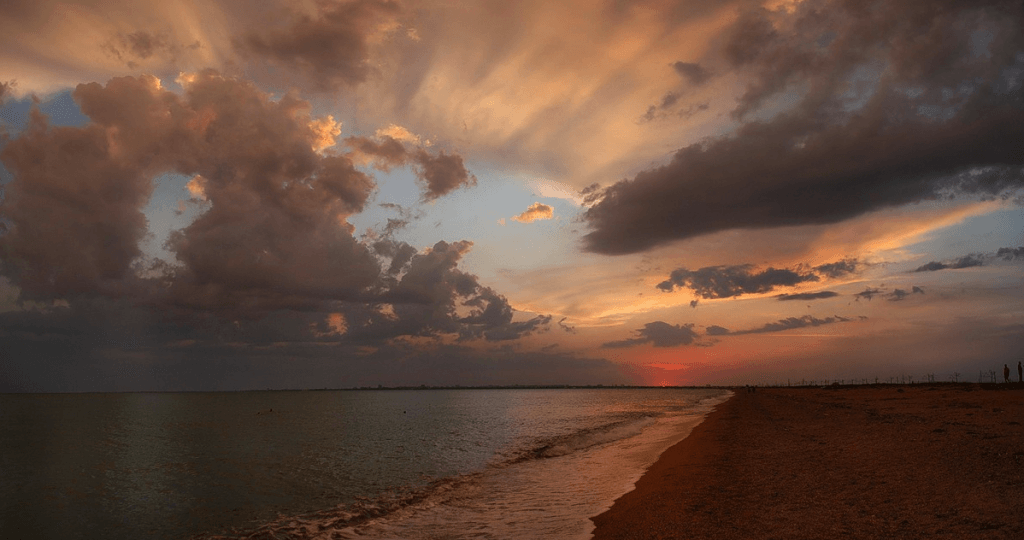 Пляжи Крыма песочные - Береговая линия недалеко от Саки