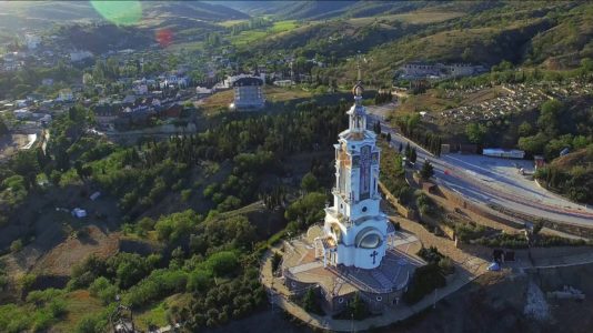 Храм-маяк в Малореченском, Новый свет, Демерджи. Аэросъемка вдоль трассы Судак - Алушта.